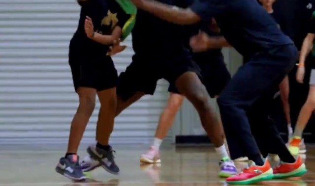 开云平台-炸裂！福克斯在训练营中上演满月大风车空接 全场都嗨了