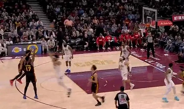 开云平台-奥孔古接手递手传球三分命中，老鹰领先骑士到两位数分差