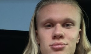 kaiyun sports-哈兰德社媒晒个人自拍照：长发披肩、豪表在腕、点赞手势