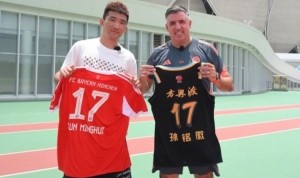 ⚽梦幻联动！拜仁慕尼黑赠孙铭徽17号球衣：敬请期待训练内容