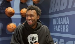 开云平台-两年合同&amp;第二年球队选项！步行者官推晒怀斯曼签约照