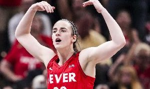 开云平台-克拉克VS佩奇！由于观众太多 飞翼VS狂热将移步至独行侠主场开打