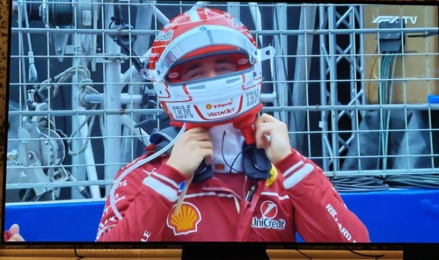 开云官方直播-好友相聚饮酒观赛惬意自在